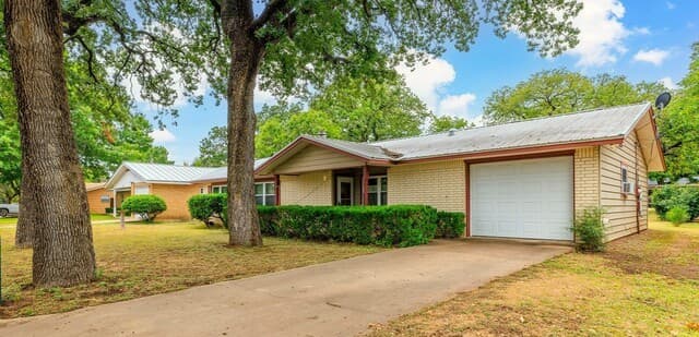 606 S Columbus Street, Fredericksburg, TX 78624 — photo 2