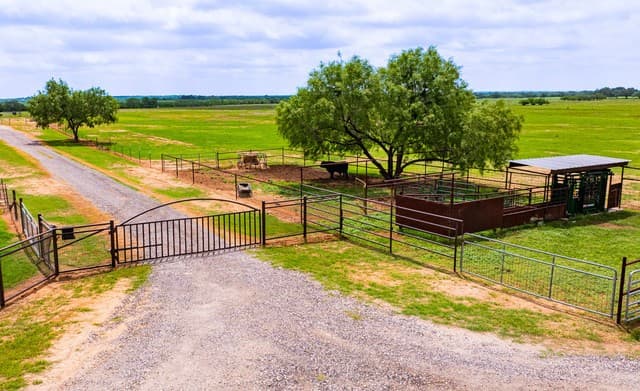 366  County Road 2543, Moore, TX 78057 — photo 20