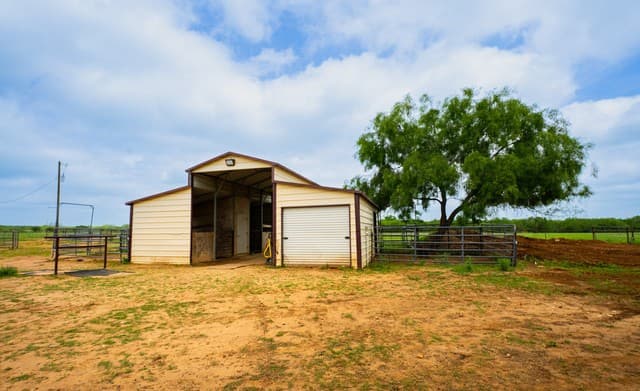 366  County Road 2543, Moore, TX 78057 — photo 9