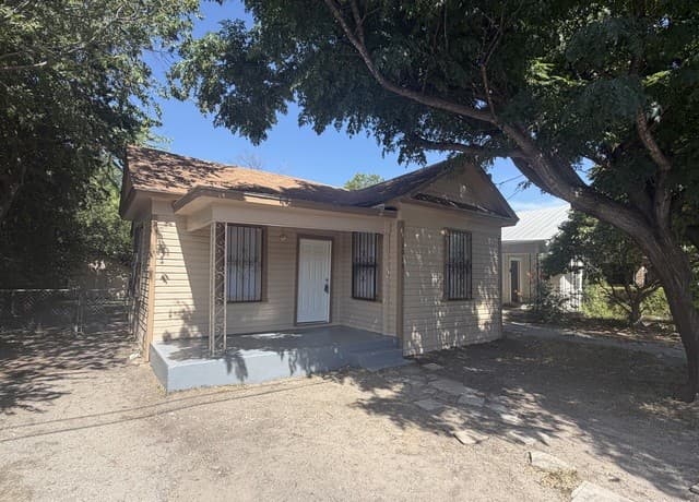 1015  Saint James, San Antonio, TX 78202 — photo 2