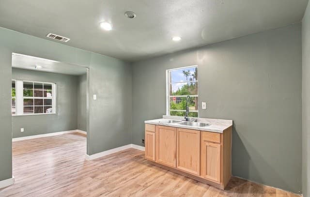 2238  Sw 19th St, San Antonio, TX 78207 — photo 9