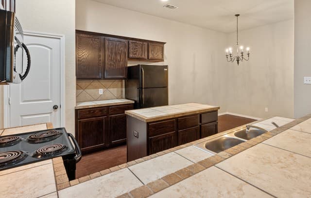 293  Rosalie Dr, New Braunfels, TX 78130 — photo 4