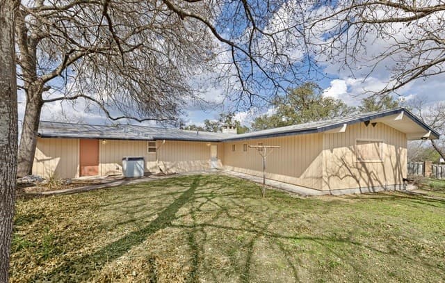 105  Hale, Fredericksburg, TX 78624 — photo 2