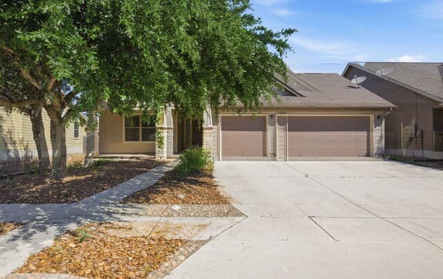 821  Wall St, New Braunfels, TX 78130 — photo 2