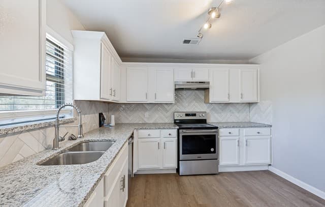 1047  Poinsettia, San Antonio, TX 78202 — photo 2