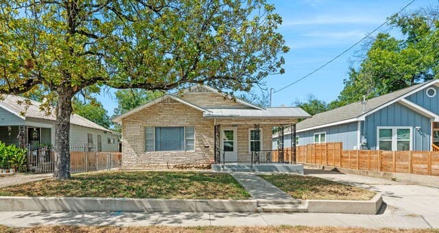 2727 E Houston St