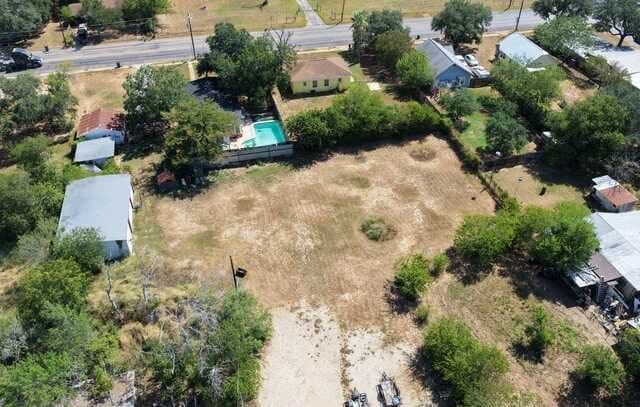 925  4th St, Floresville, TX 78114 — photo 17