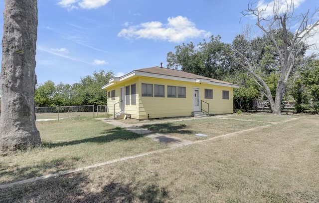 925  4th St, Floresville, TX 78114 — photo 2