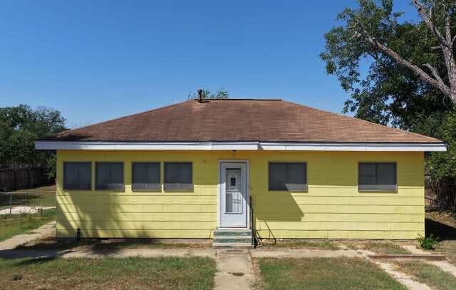 925  4th St, Floresville, TX 78114 — photo 3