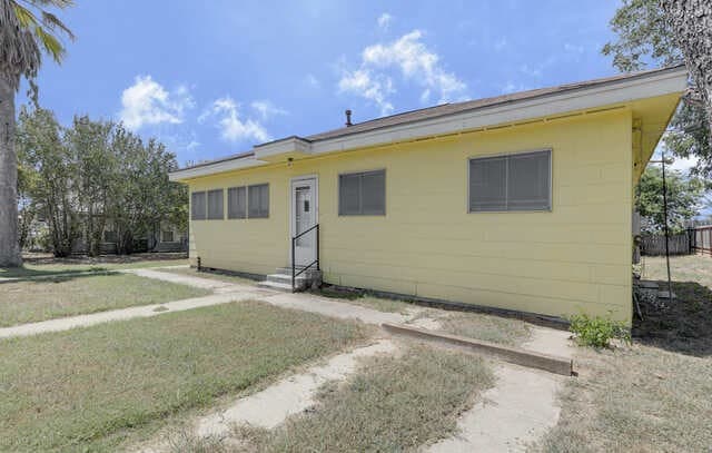925  4th St, Floresville, TX 78114 — photo 4