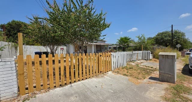 6443  Marcum Dr, San Antonio, TX 78227 — photo 2