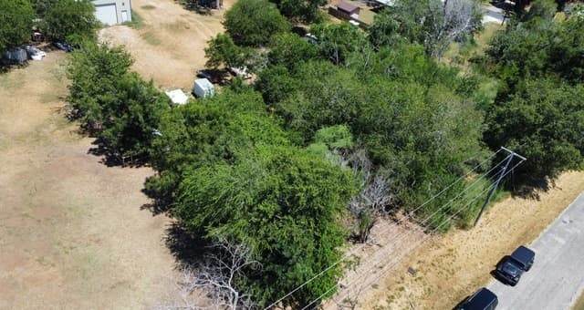 1208  6th St, Floresville, TX 78114 — photo 4