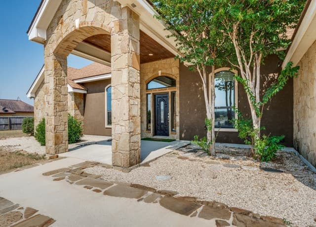 201  Abrego Lake, Floresville, TX 78114 — photo 2