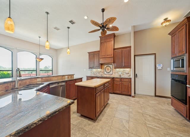 201  Abrego Lake, Floresville, TX 78114 — photo 8