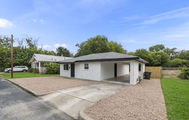 205  Mistletoe St, Fredericksburg, TX 78624 — photo 3