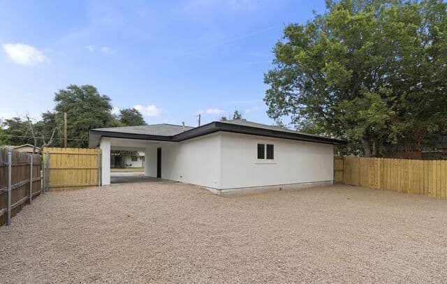 205  Mistletoe St, Fredericksburg, TX 78624 — photo 6