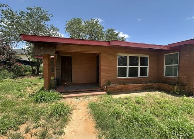 411 S Trevino St, Pearsall, TX 78061 — photo 2
