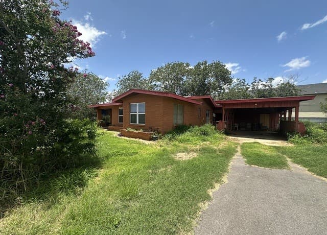 411 S Trevino St, Pearsall, TX 78061 — photo 3