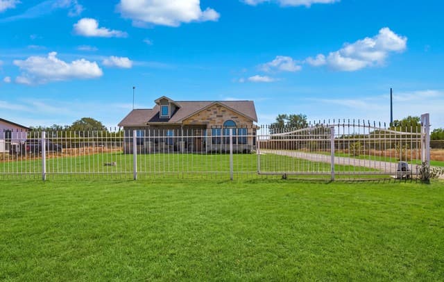 7306  Tiff Nicole Ln, Von Ormy, TX 78073 — photo 2