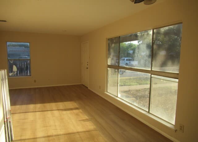 702  Longleaf St, San Antonio, TX 78219 — photo 2
