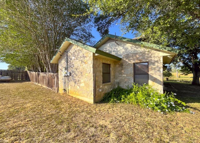 610  Hospital, Floresville, TX 78114 — photo 13