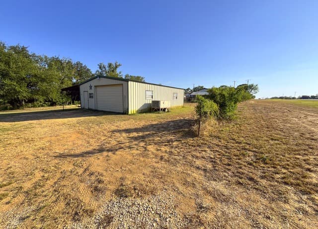 610  Hospital, Floresville, TX 78114 — photo 18