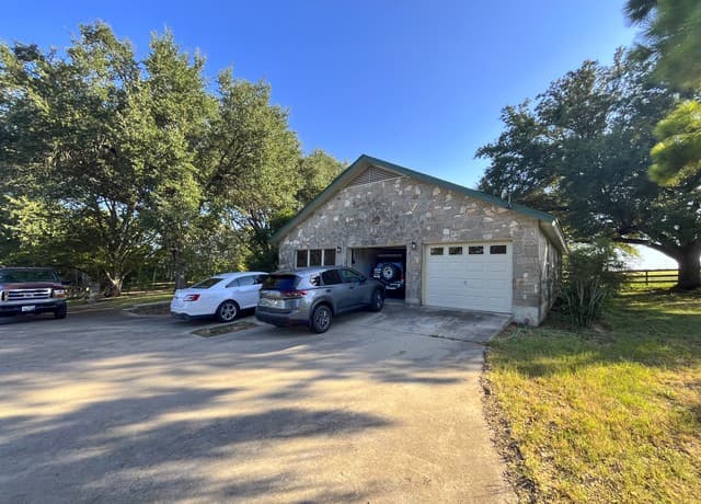 610  Hospital, Floresville, TX 78114 — photo 2