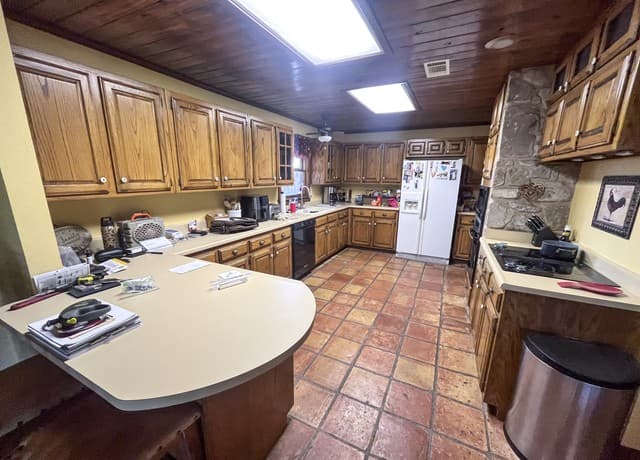 610  Hospital, Floresville, TX 78114 — photo 3