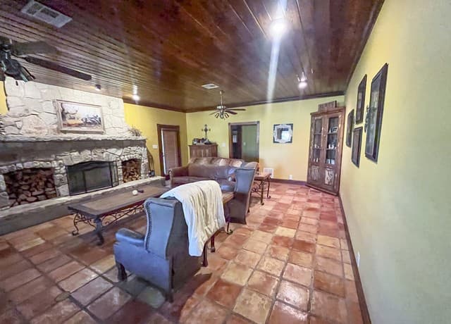 610  Hospital, Floresville, TX 78114 — photo 5