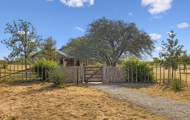 466  County Road 742, Yancey, TX 78886 — photo 2