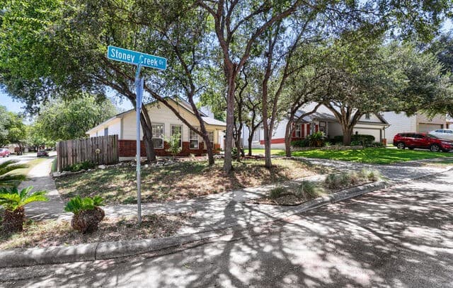 13103  Stoney Creek Dr, Universal City, TX 78148 — photo 6
