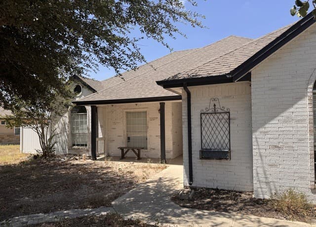 107  Muirfield St, La Vernia, TX 78121 — photo 2