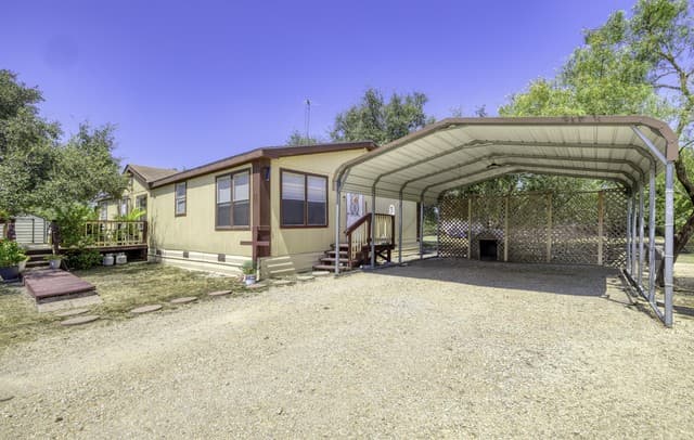 609  County Road 4647, Hondo, TX 78861 — photo 5