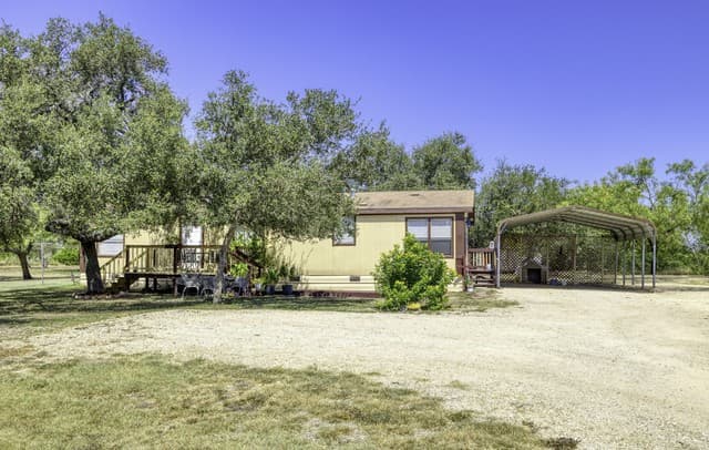 609  County Road 4647, Hondo, TX 78861 — photo 6