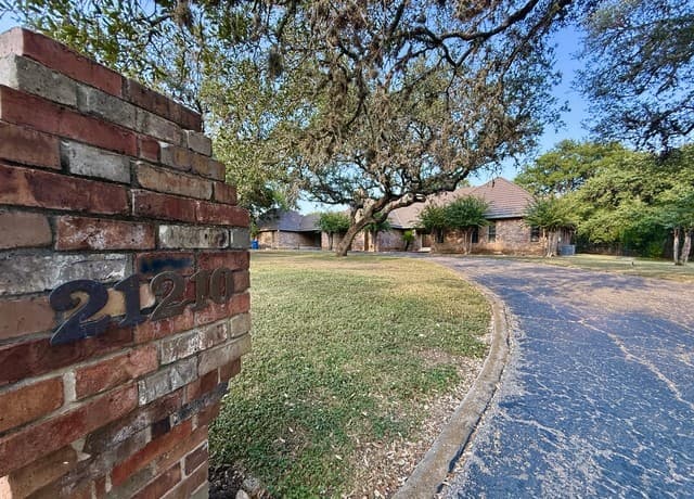 21210  Forest Waters Cir, Garden Ridge, TX 78266 — photo 2