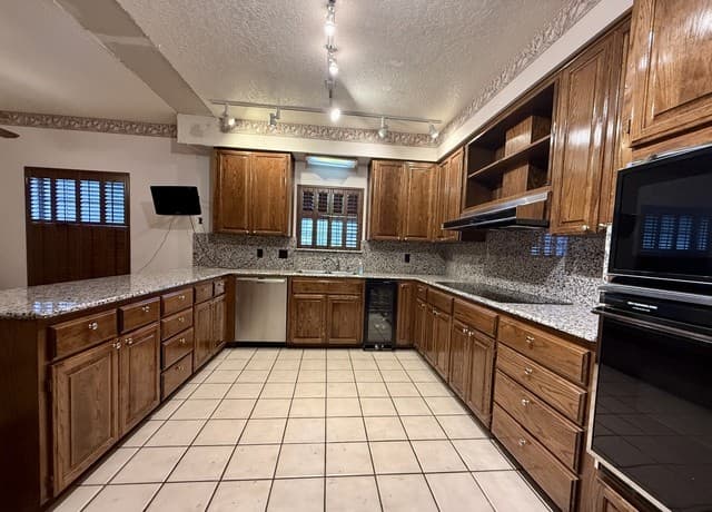 21210  Forest Waters Cir, Garden Ridge, TX 78266 — photo 5