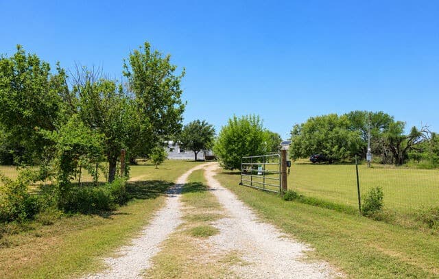 1685  County Road 5715, Natalia, TX 78059 — photo 3