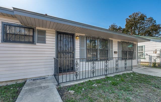 354  Las Palmas Dr, San Antonio, TX 78237 — photo 4