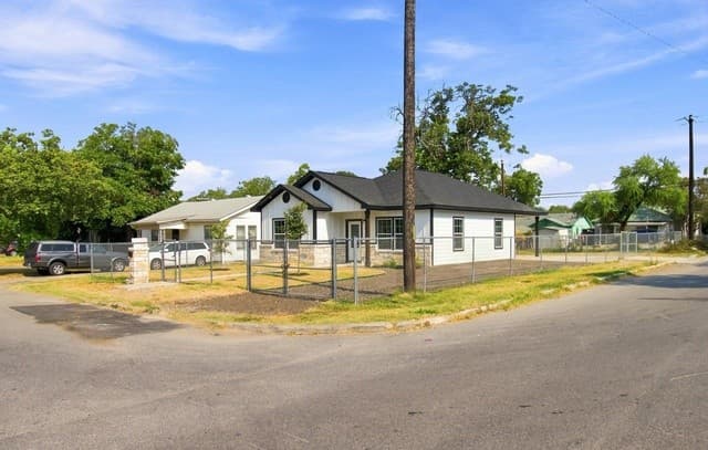 535  Greer St, San Antonio, TX 78210 — photo 2
