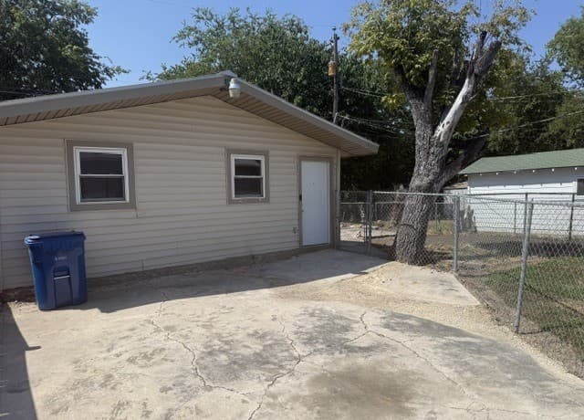 1506 W Thorain Blvd Unit BACK HOUSE