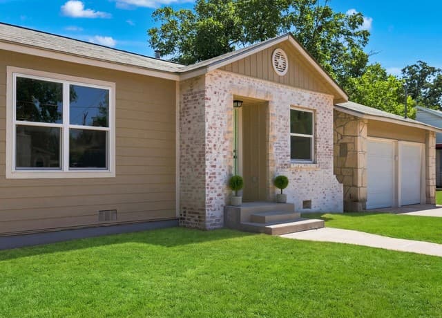 2020  Fresno St, San Antonio, TX 78201 — photo 2