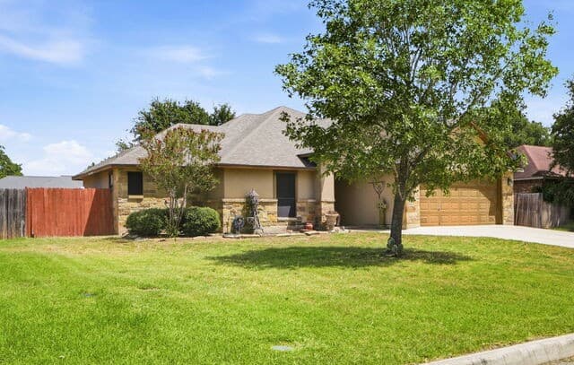 314  Yorktown, Pleasanton, TX 78064 — photo 2