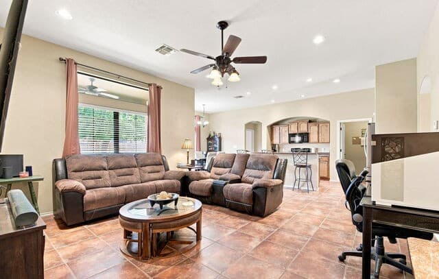 314  Yorktown, Pleasanton, TX 78064 — photo 5