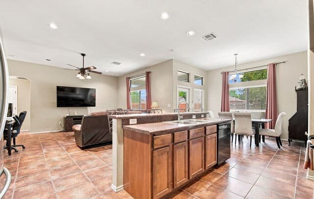 314  Yorktown, Pleasanton, TX 78064 — photo 6