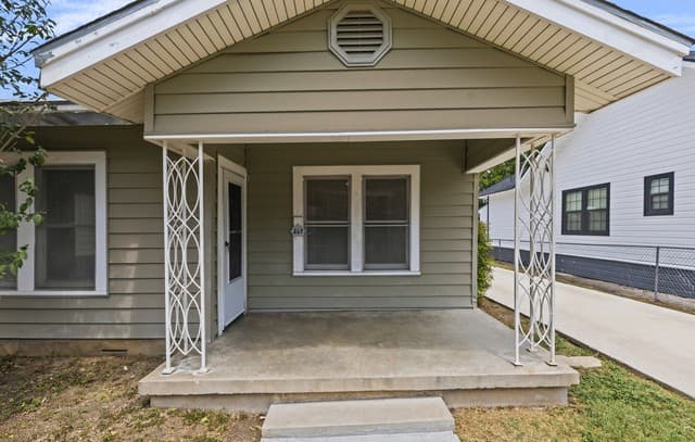 227  Linares St, San Antonio, TX 78225 — photo 2