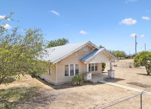 201 E Harris St, Dilley, TX 78017 — photo 2