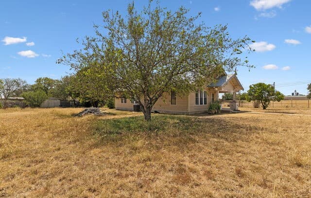 201 E Harris St, Dilley, TX 78017 — photo 5