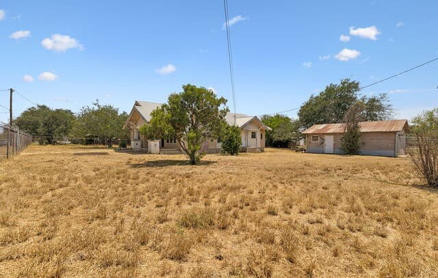 201 E Harris St, Dilley, TX 78017 — photo 6