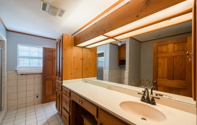 101  Encino Park, Devine, TX 78016 — photo 19