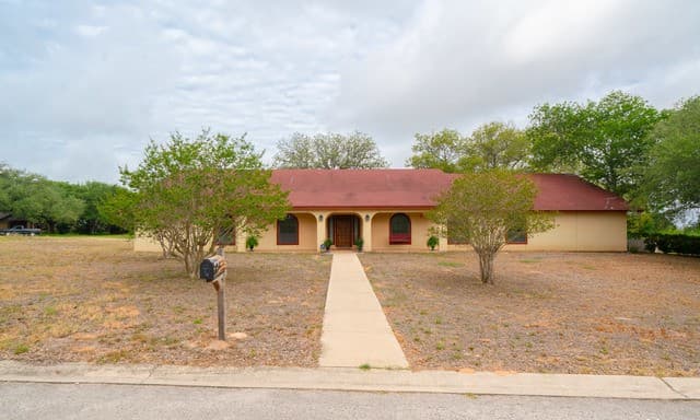 101  Encino Park, Devine, TX 78016 — photo 2